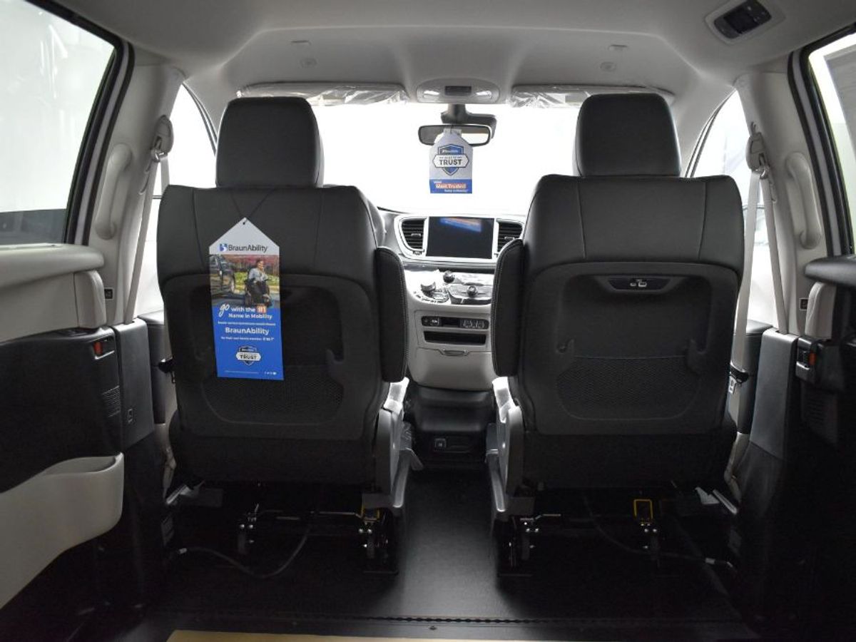 White Chrysler Pacifica image number 15