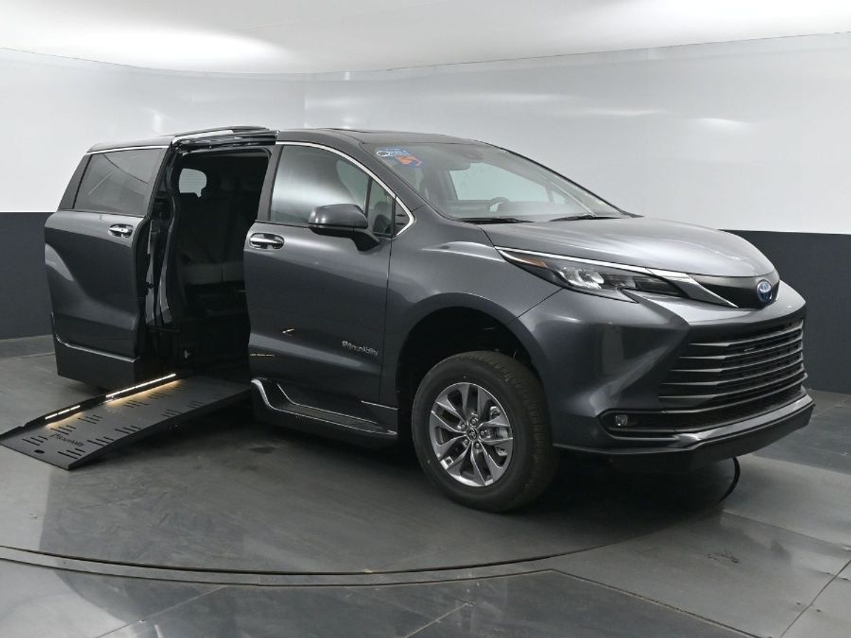 2025 TOYOTA SIENNA - Image 2