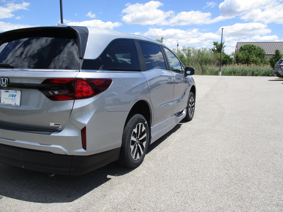 Silver Honda Odyssey image number 1