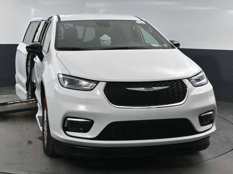 New 2025 Chrysler Pacifica Select Safety - BraunAbility Side Entry Entry Fold Out Automatic Ramp