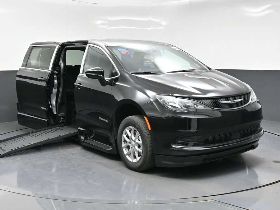 New 2026 Chrysler Voyager LX - BraunAbility Side Entry Fold Out Automatic Ramp