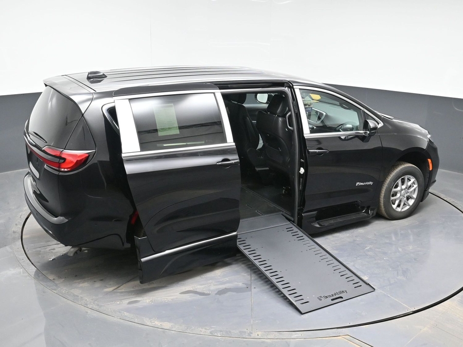 Black Chrysler Pacifica image number 25