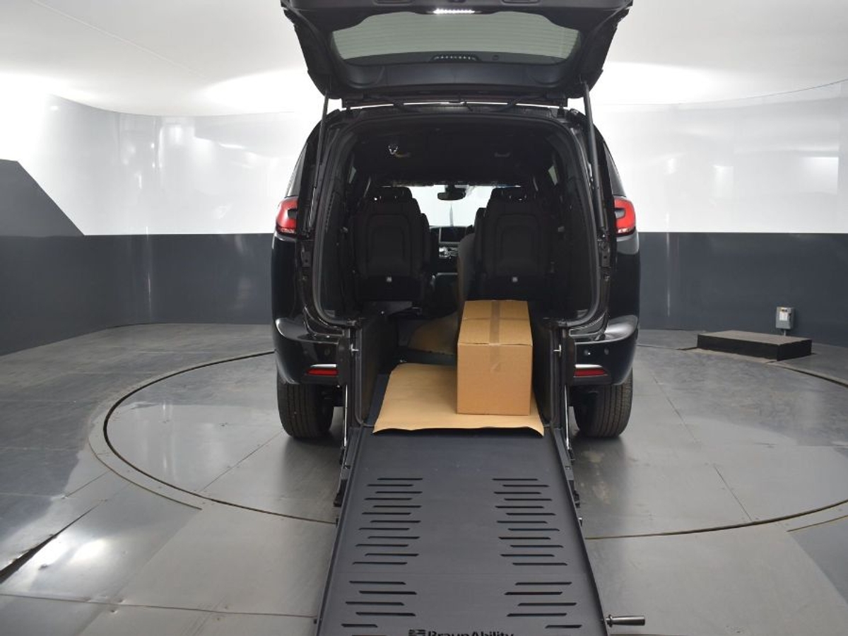 Black Chrysler Pacifica image number 9