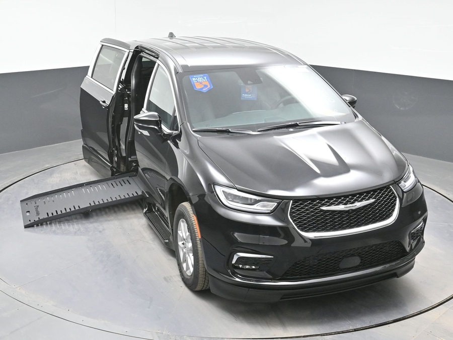 Black Chrysler Pacifica image number 22