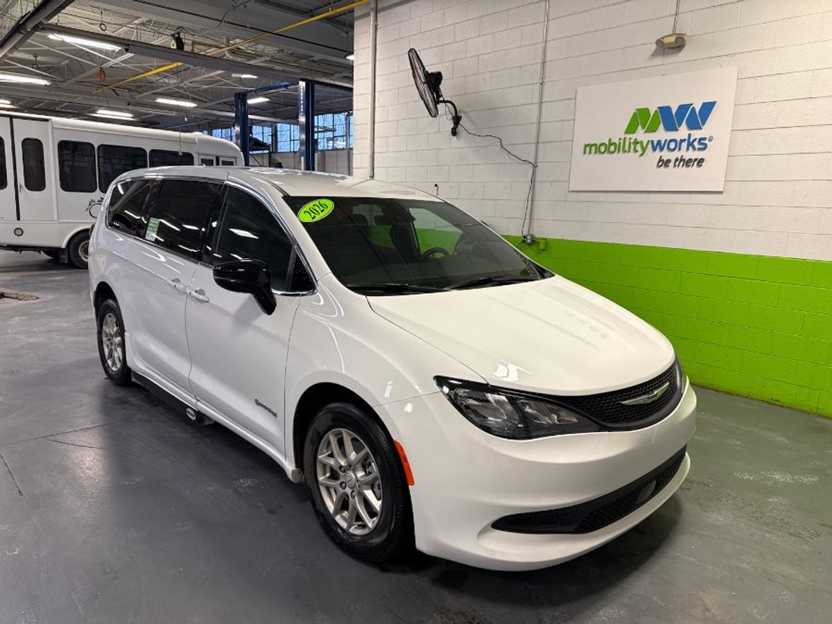 2026 CHRYSLER VOYAGER - Image 4