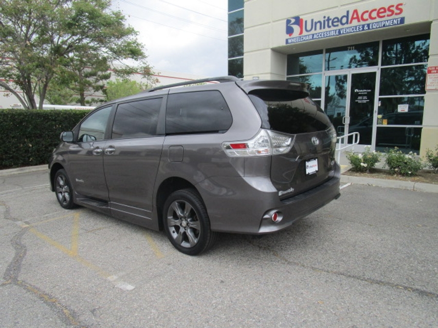 Used 2016 Toyota Sienna SE - BraunAbility Side Entry Entry Fold Out Automatic Ramp