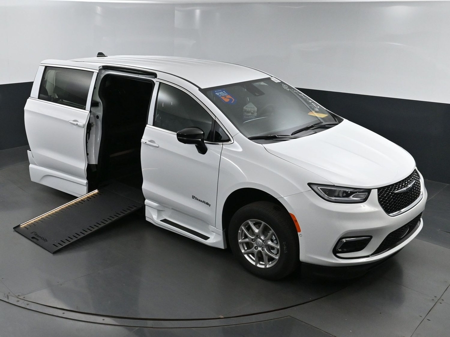 New 2025 Chrysler Pacifica Select Safety - BraunAbility Side Entry Entry In Floor Automatic Ramp