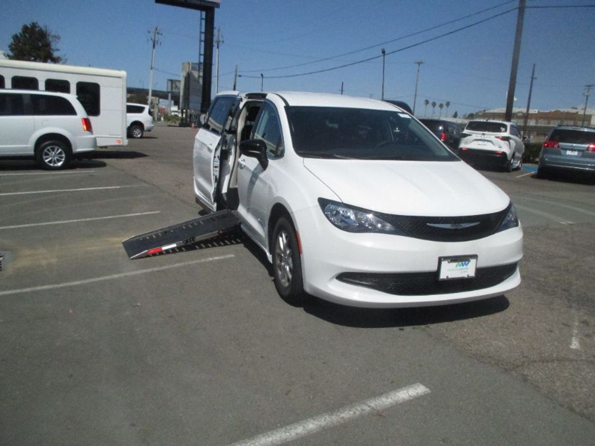 2024 CHRYSLER VOYAGER - Image 17