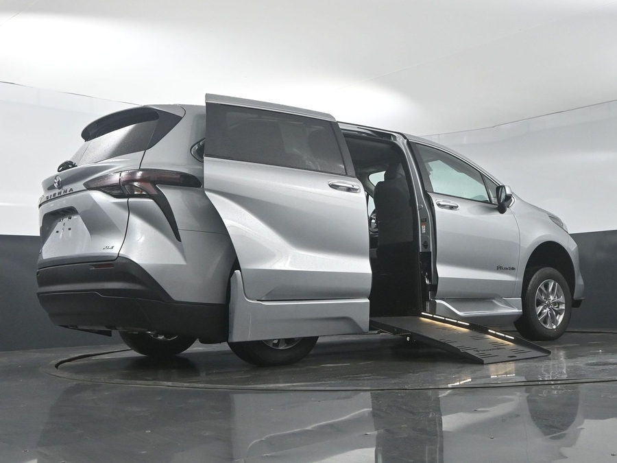 New 2025 Toyota Sienna Hybrid XLE Base - BraunAbility Side Entry Entry Fold Out Automatic Ramp