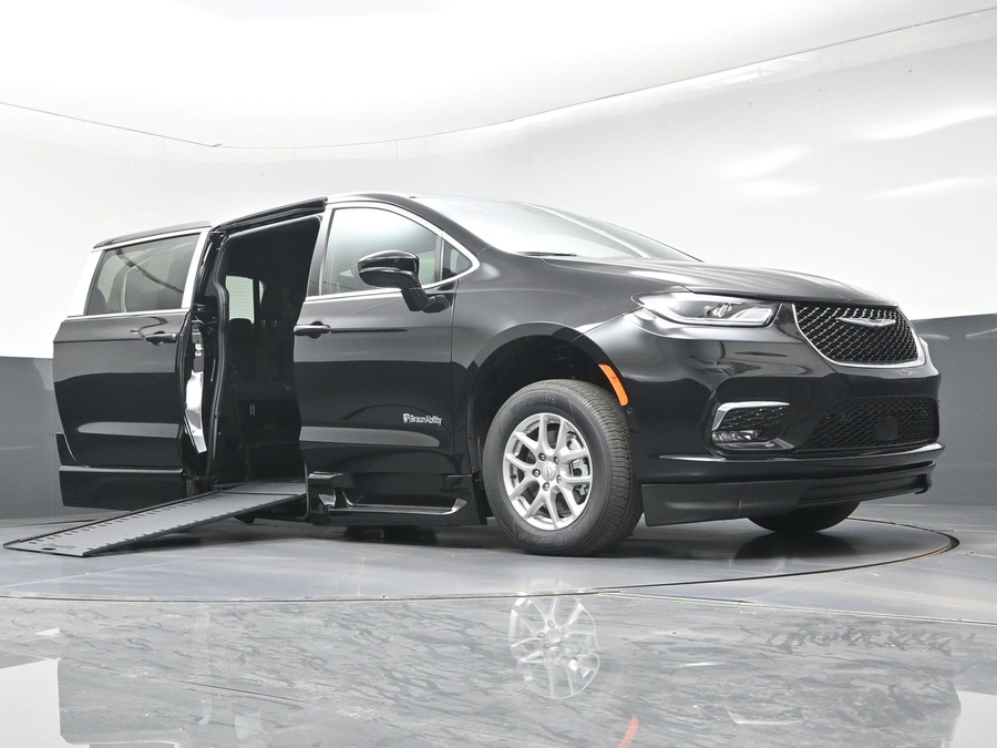 Black Chrysler Pacifica image number 15