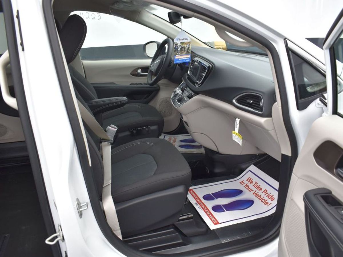 White Chrysler Voyager image number 1
