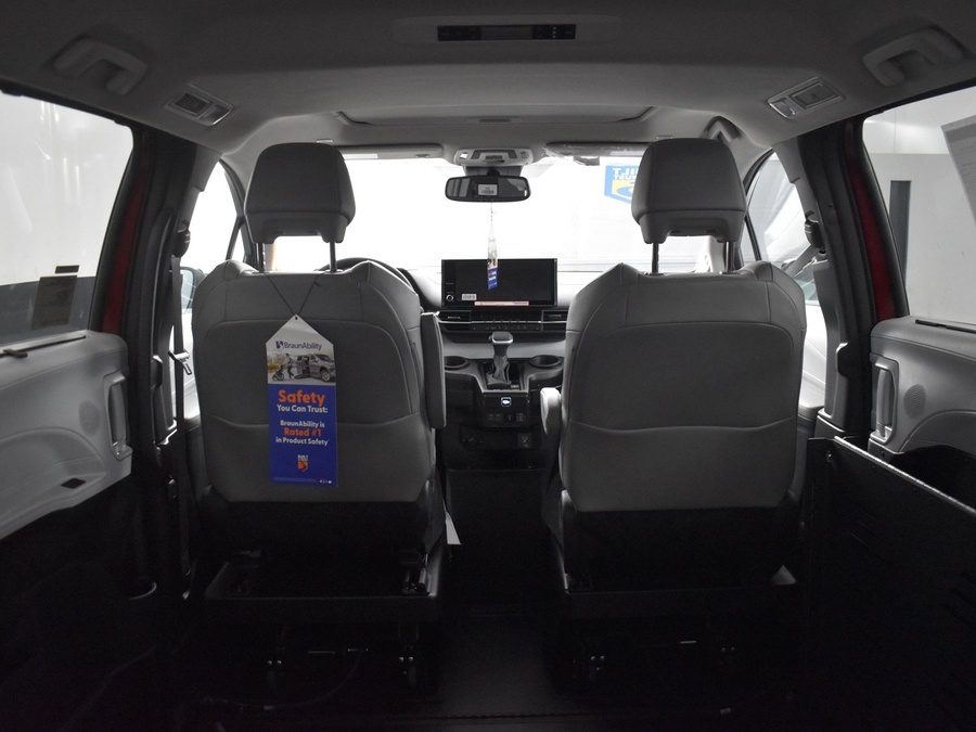 New 2025 Toyota Sienna Hybrid XLE Plus - BraunAbility Side Entry Entry Fold Out Automatic Ramp