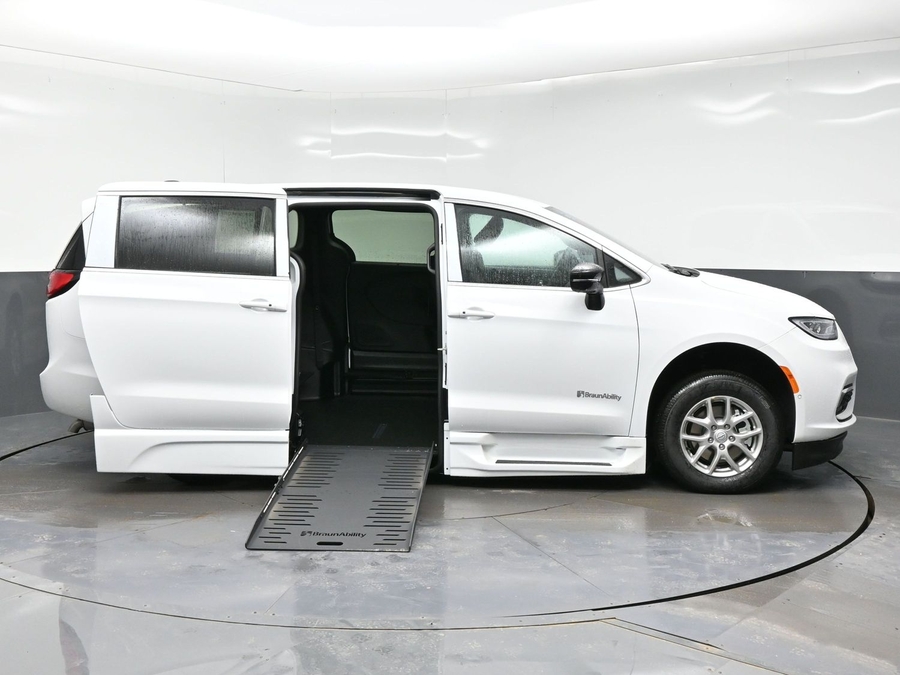 White Chrysler Pacifica image number 7