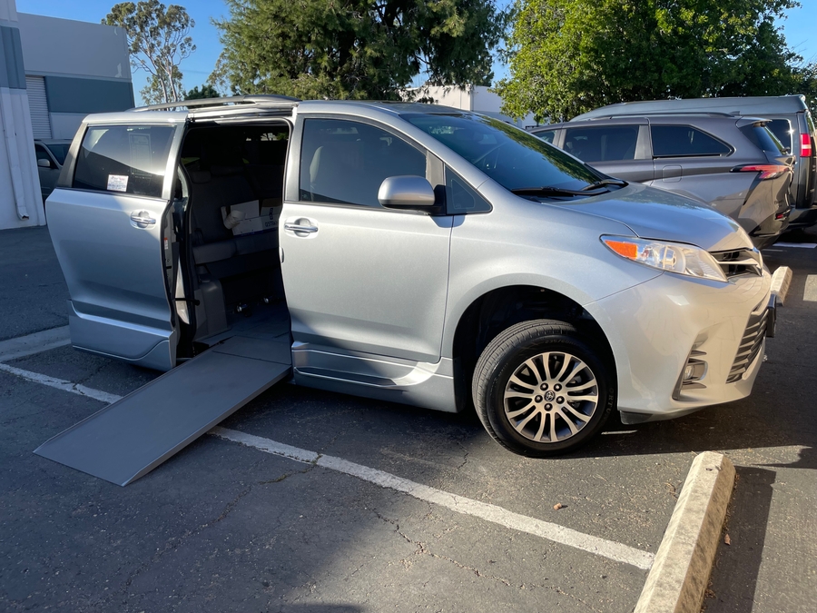 2020 Toyota Sienna XLE