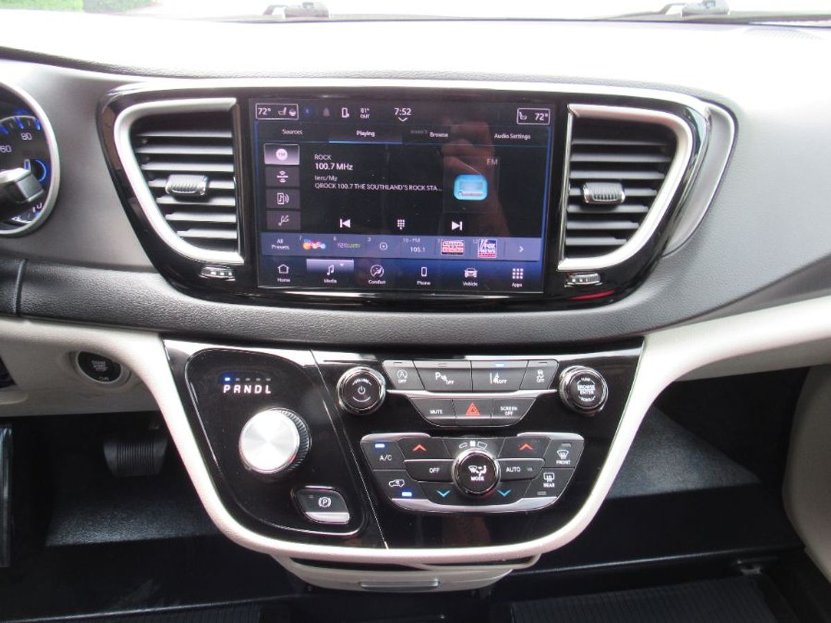 White Chrysler Pacifica image number 18