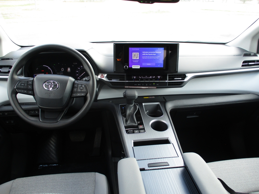 New 2026 Toyota Sienna Hybrid LE w swivel 2nd row - Vantage Mobility Rear Entry Entry Fold Out Manual Ramp