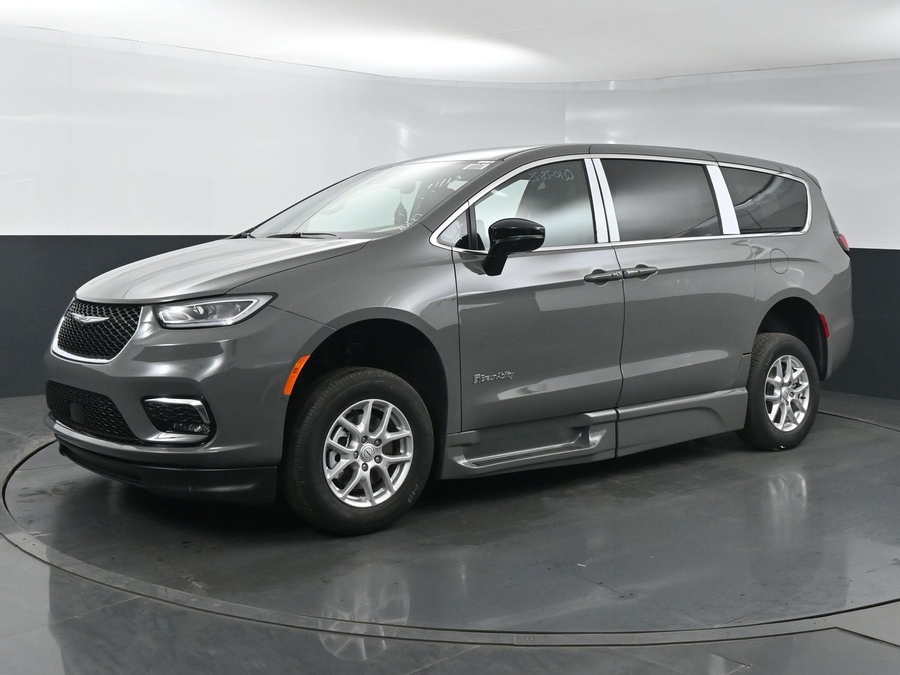 New 2025 Chrysler Pacifica Select Safety - BraunAbility Side Entry Entry In Floor Automatic Ramp