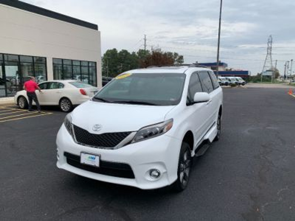 2016 TOYOTA SIENNA - Image 4