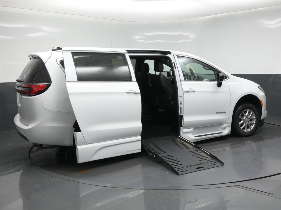 White Chrysler Pacifica image number 3