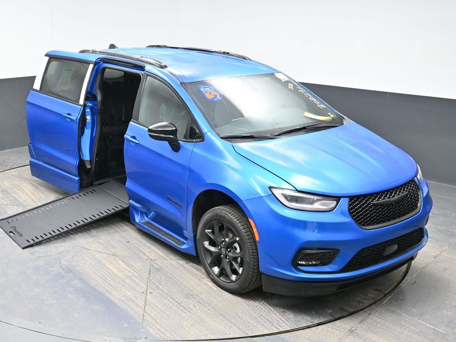 New 2026 Chrysler Pacifica Select Sport - BraunAbility Side Entry Entry In Floor Automatic Ramp