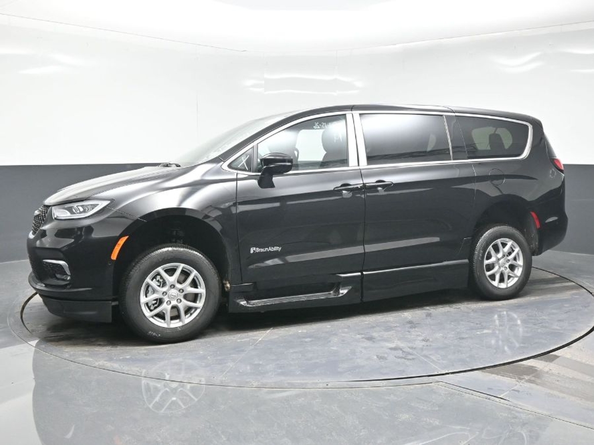 Black Chrysler Pacifica image number 1