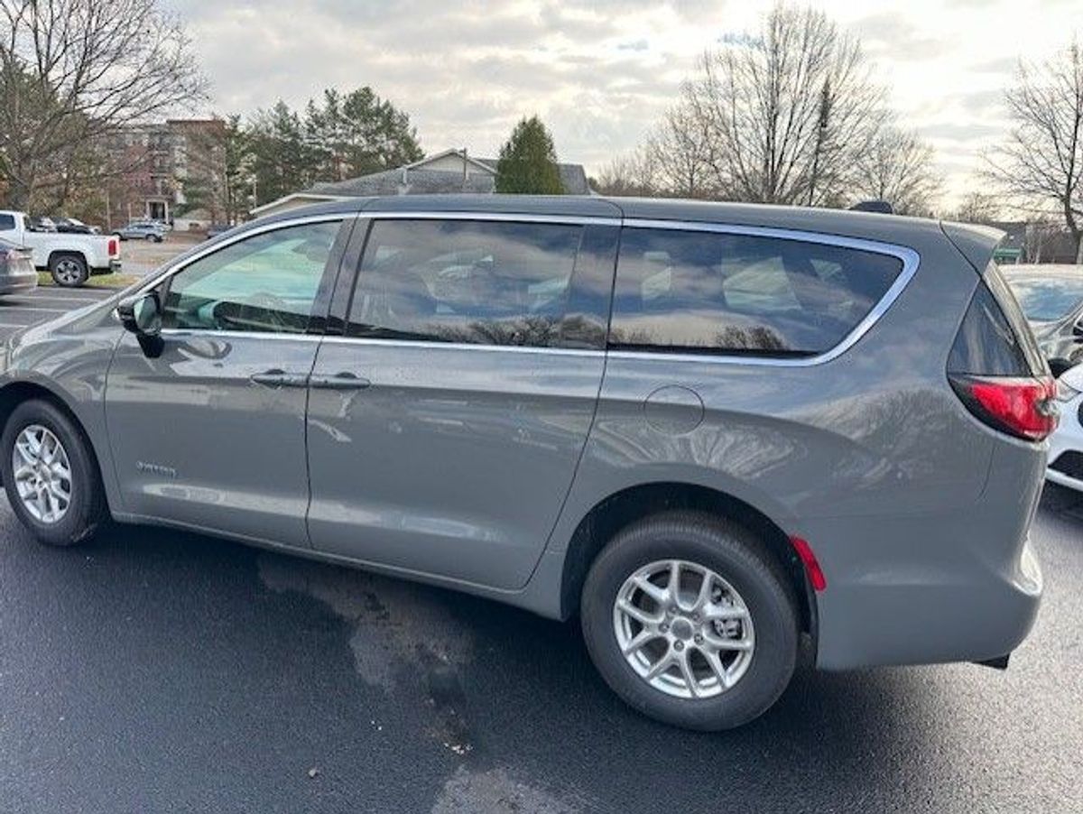 2024 CHRYSLER PACIFICA - Image 2