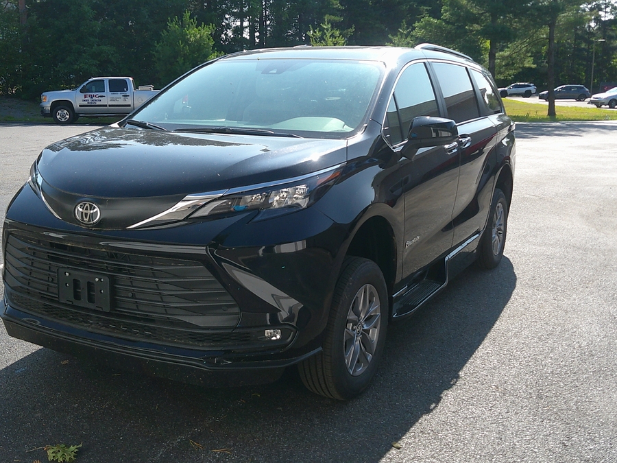 Black Toyota Sienna image number 2