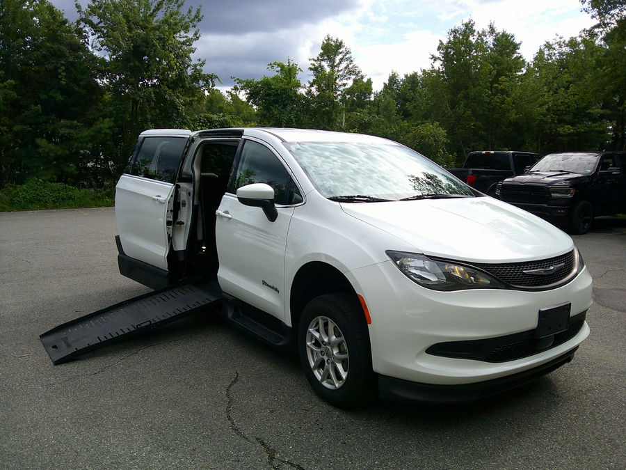 White Chrysler Voyager image number 2