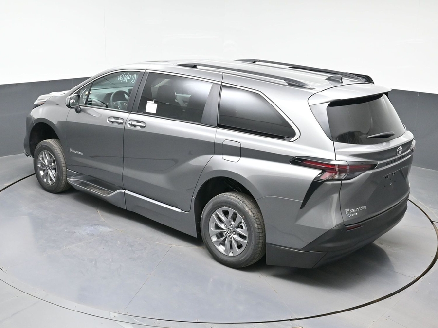 Grey Toyota Sienna image number 21