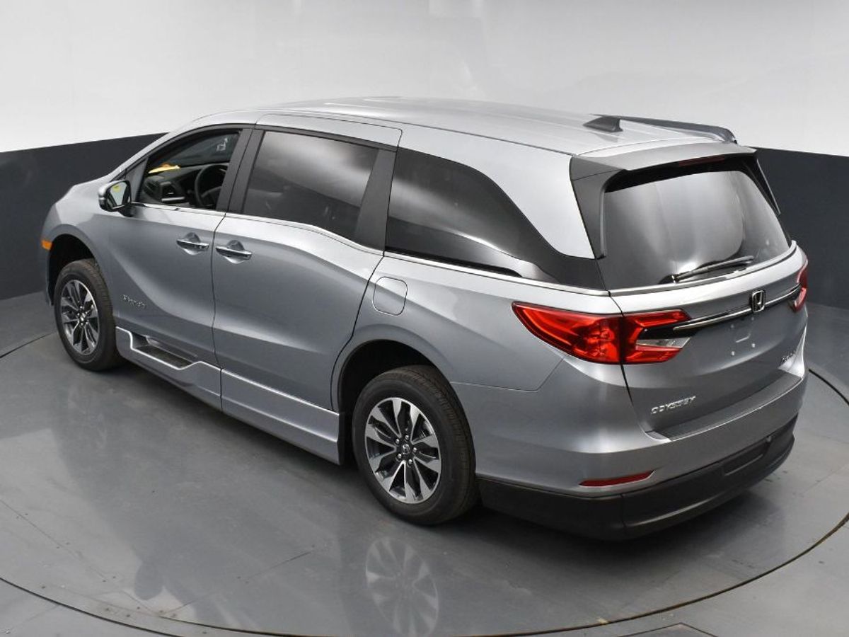 Silver Honda Odyssey image number 15
