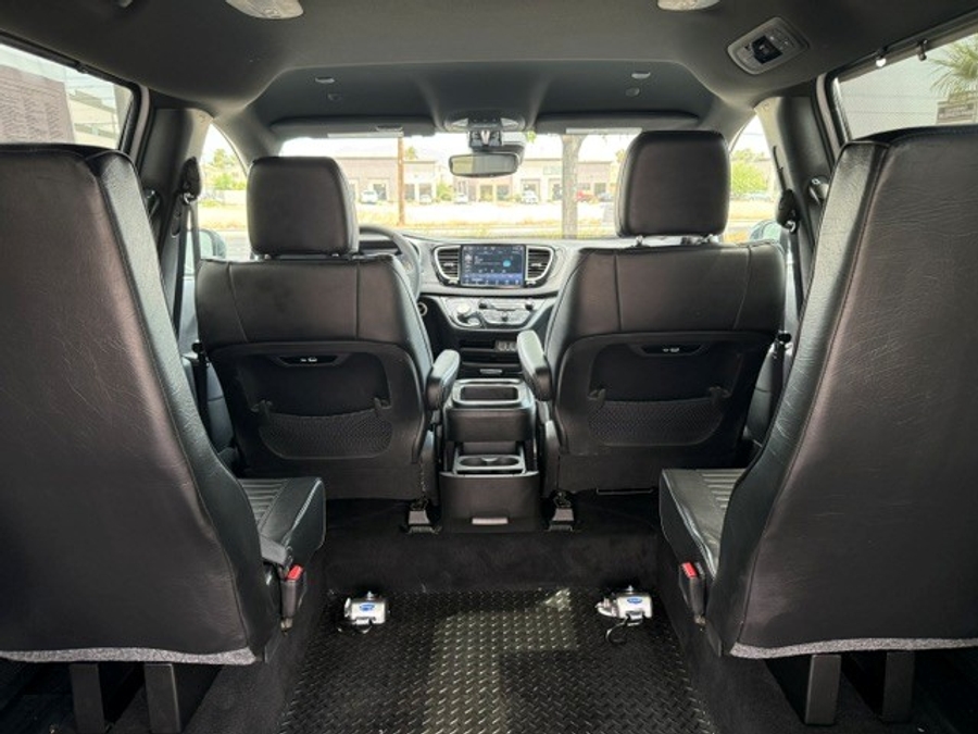 White Chrysler Pacifica image number 16