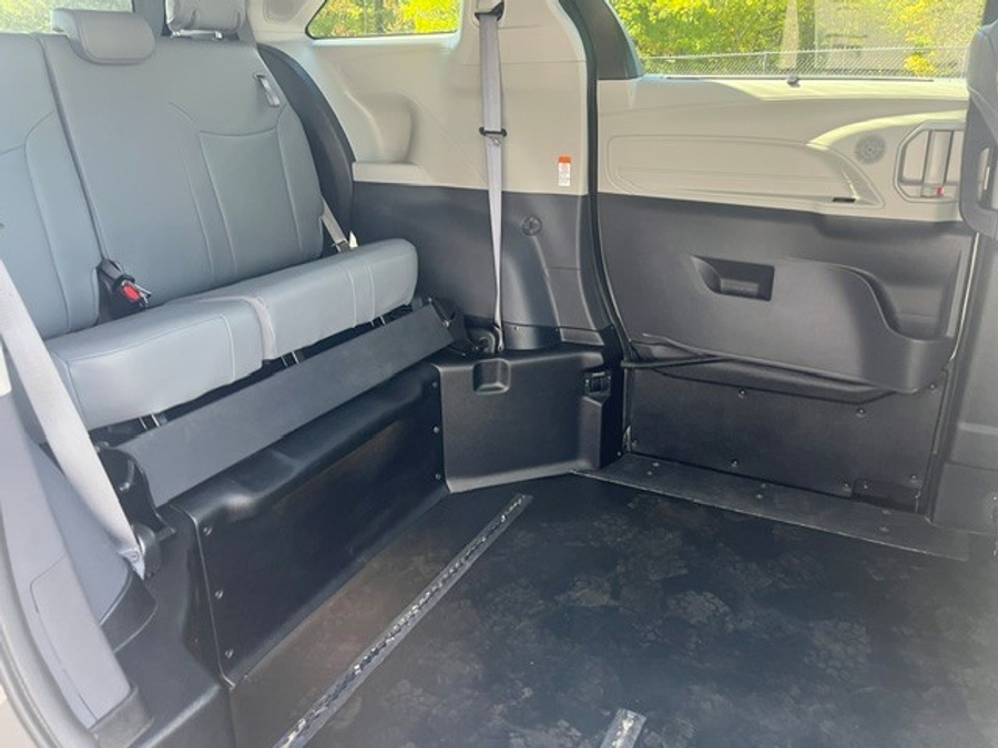 2023 Toyota Sienna XLE - Photo 10