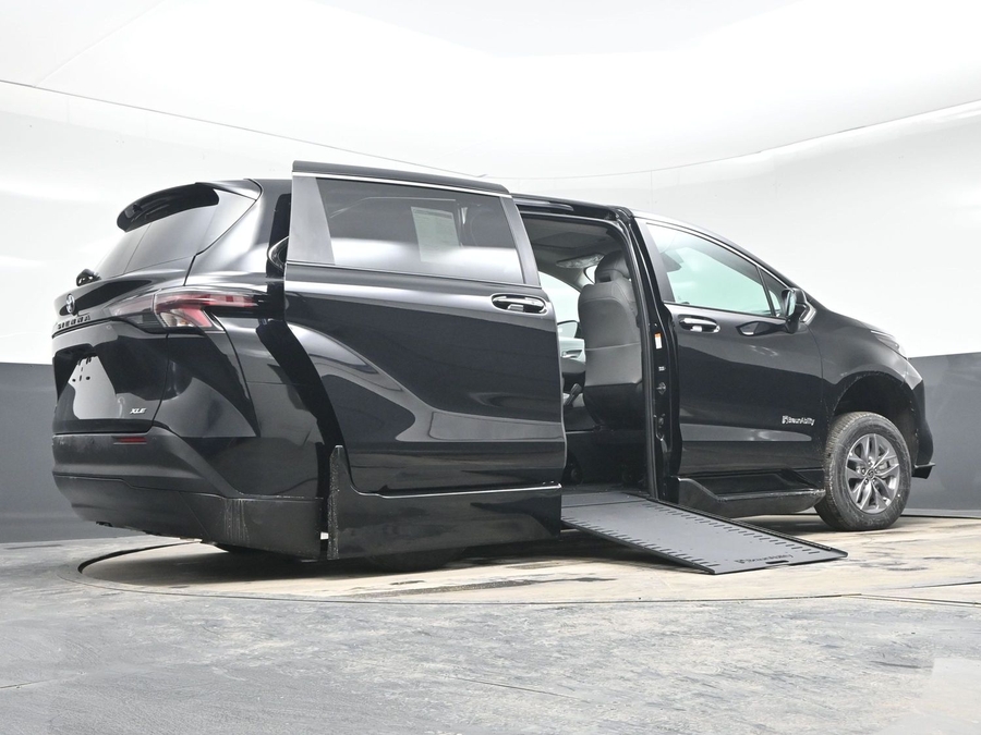 Black Toyota Sienna image number 21