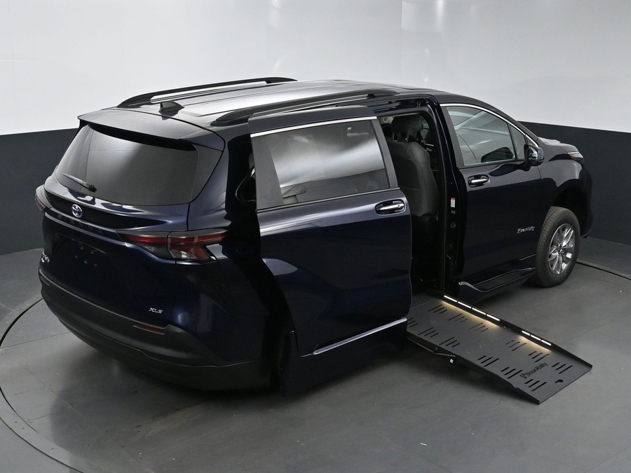 New 2025 Toyota Sienna Hybrid XLE Plus - BraunAbility Side Entry Entry Fold Out Automatic Ramp