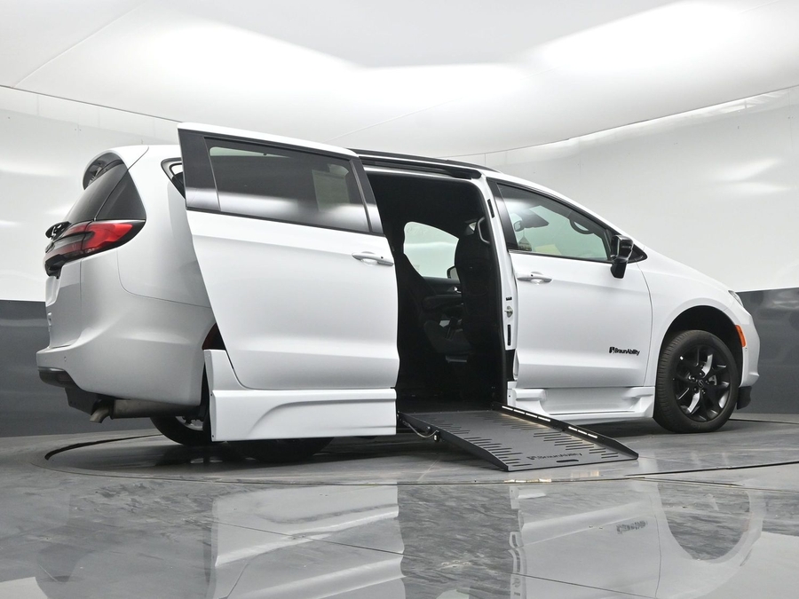 New 2026 Chrysler Pacifica Select Sport - BraunAbility Side Entry Fold Out Automatic Ramp