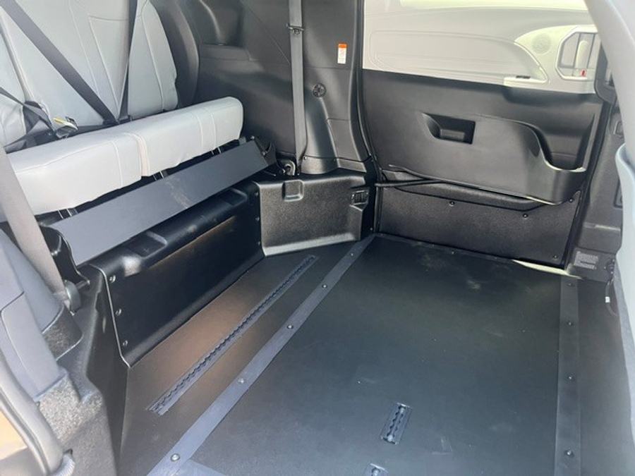 Imagen de la Toyota Sienna negra número 8