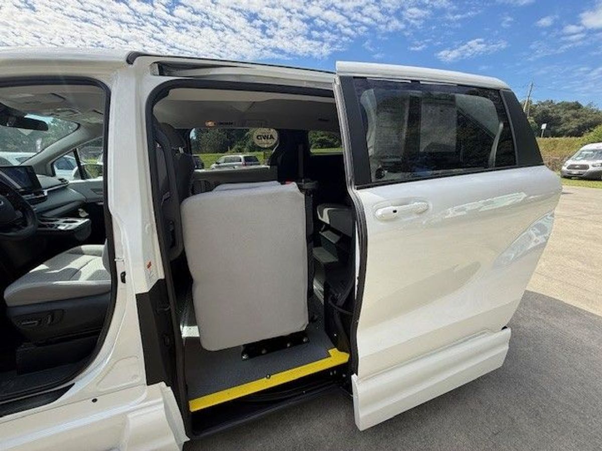 White Toyota Sienna image number 5