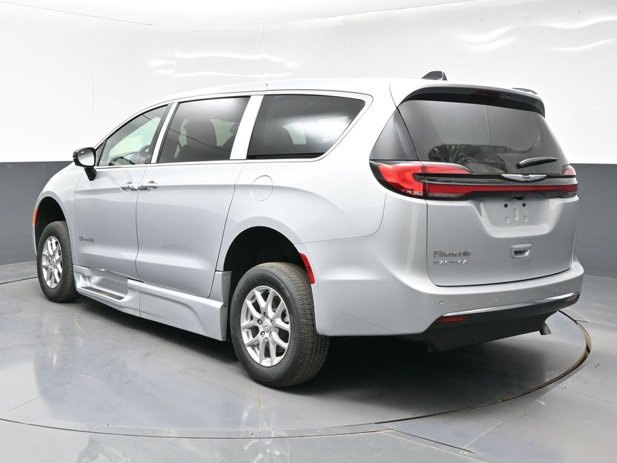 Silver Chrysler Pacifica image number 4