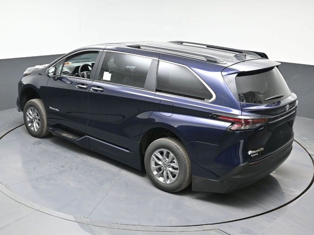 2025 TOYOTA SIENNA - Image 25