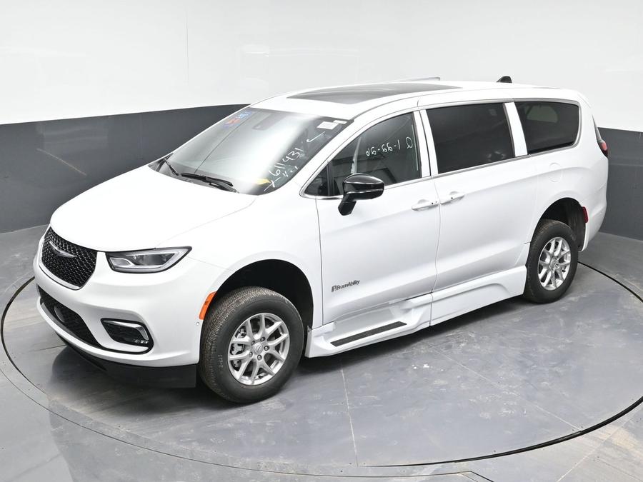 White Chrysler Pacifica image number 23