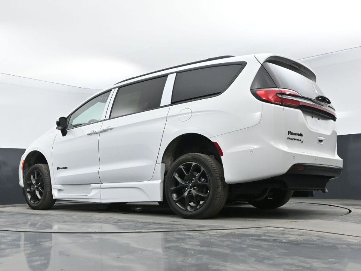 White Chrysler Pacifica image number 12