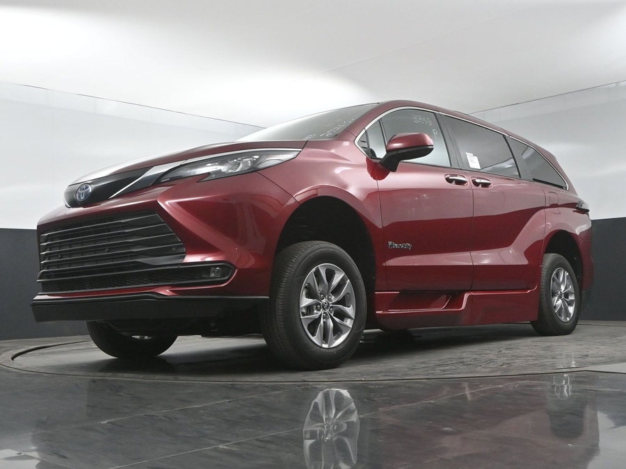 New 2025 Toyota Sienna Hybrid XLE Plus - BraunAbility Side Entry Entry Fold Out Automatic Ramp
