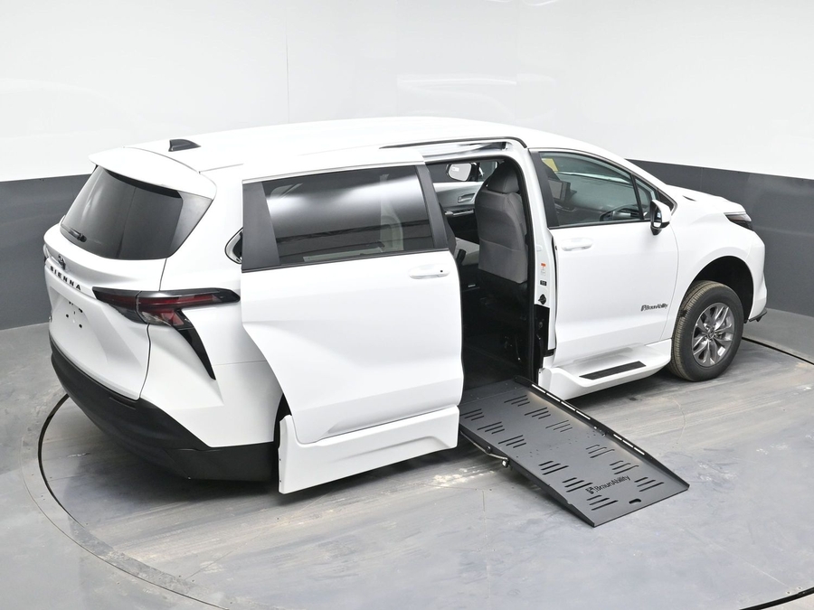 New 2026 Toyota Sienna Hybrid LE - BraunAbility Side Entry Entry Fold Out Automatic Ramp