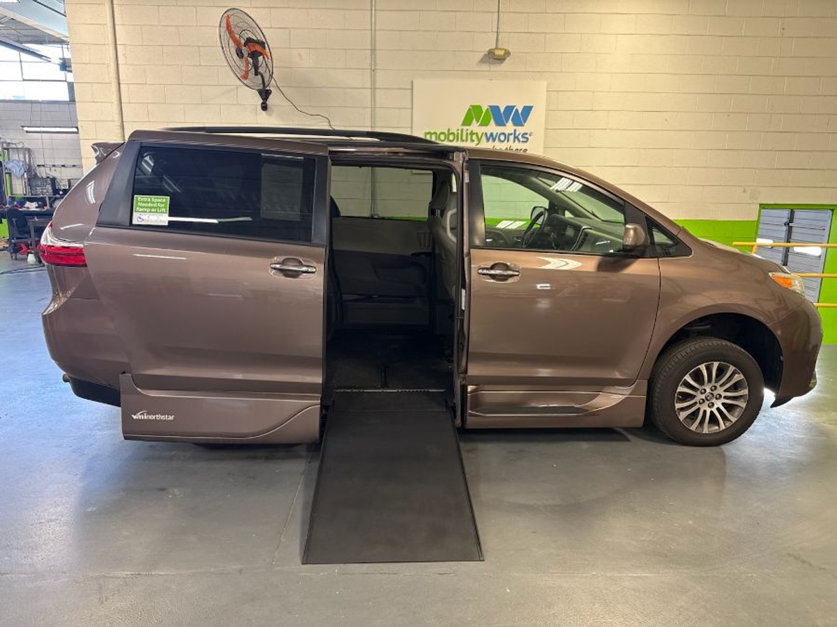 2019 Toyota Sienna XLE