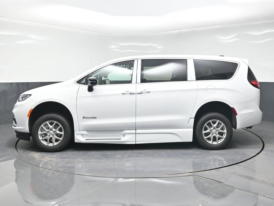 New 2025 Chrysler Pacifica Select Safety - BraunAbility Side Entry Entry Fold Out Automatic Ramp