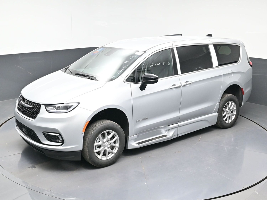 Silver Chrysler Pacifica image number 20