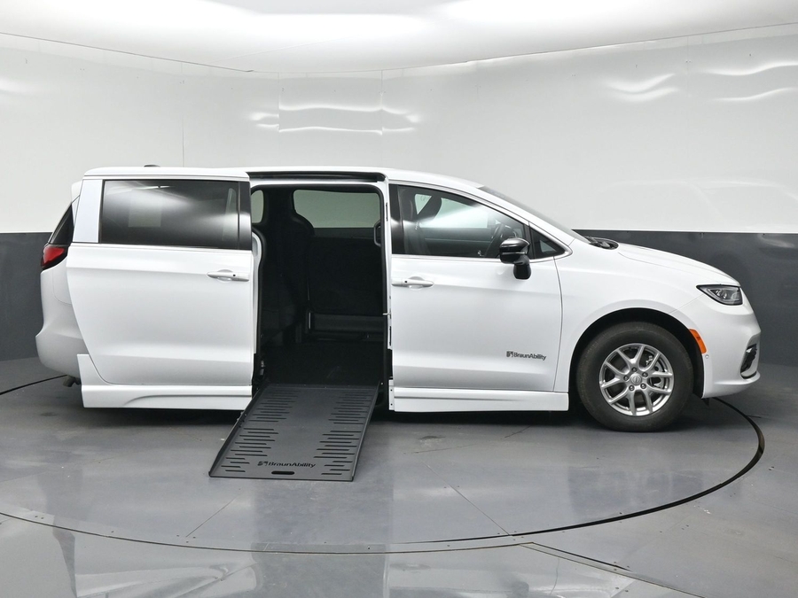 White Chrysler Pacifica image number 7