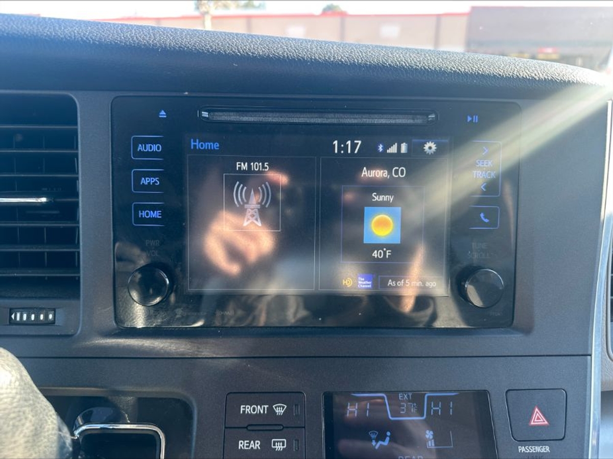 Silver Toyota Sienna image number 2