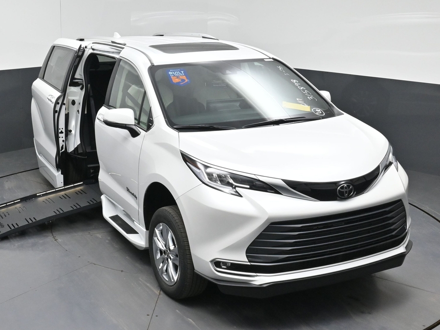 New 2026 Toyota Sienna Hybrid Limited - BraunAbility Side Entry Fold Out Automatic Ramp