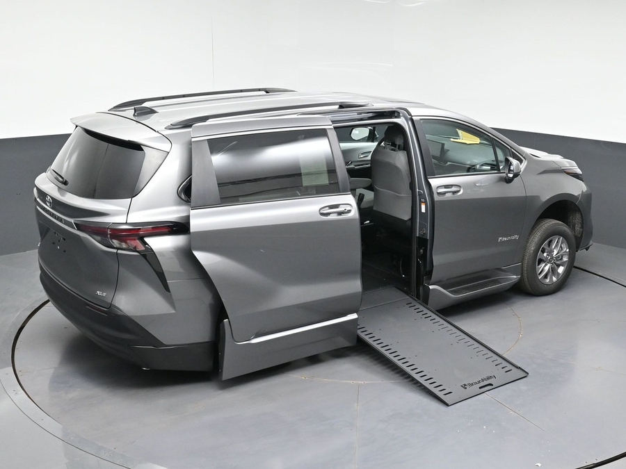 New 2026 Toyota Sienna Hybrid XLE Base - BraunAbility Side Entry In Floor Automatic Ramp